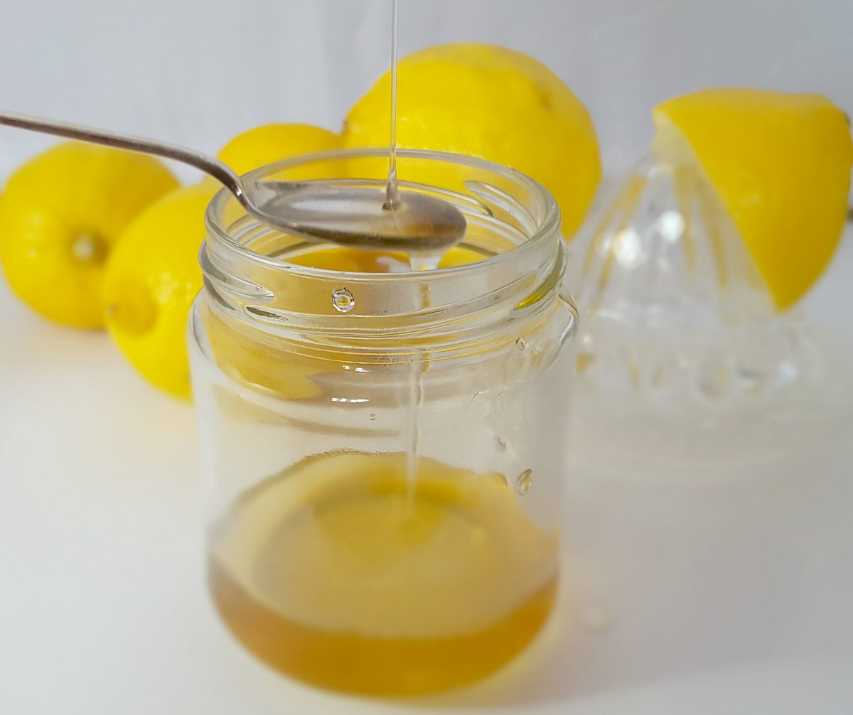Natural DIY cough syrup recipe - this homemade cough remedy is good for kids and adults and can help with tickly, dry and chesty coughs and can be taken at nighttime 