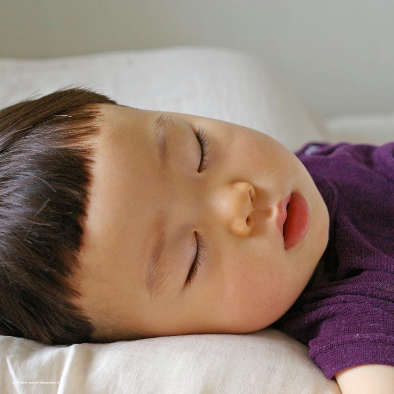 A must read for parents of kids with sleep problems who struggle to get to sleep and stay asleep in their own beds. These simple tips can help the whole family sleep better and beat insomnia.  #sleep #sleeptips #bedtime #parenting #kids
