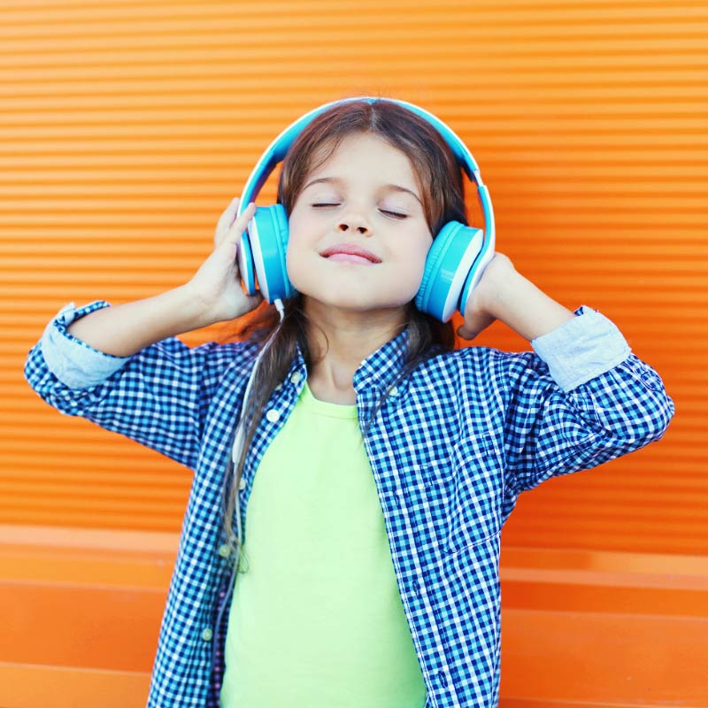 Classic audio books for kids that that the whole family will enjoy listening to together #kidsbooks #audiobooks