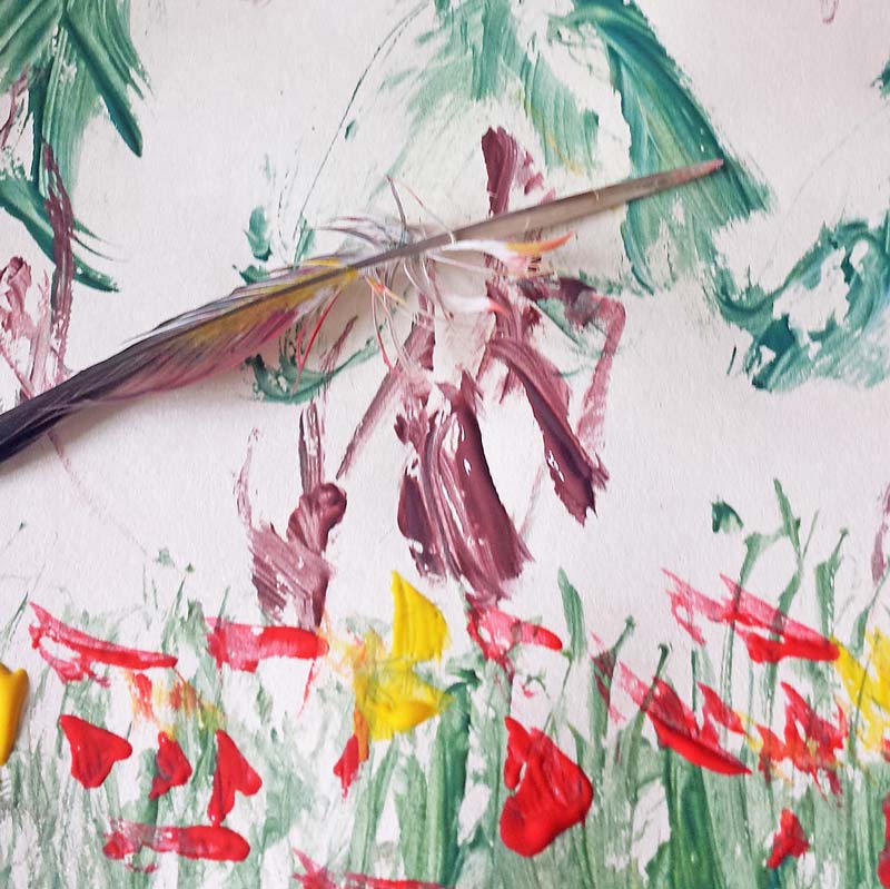 Painting with features - a super simple natural craft for children #painting #feathers #nature #lovenature #naturecrafts #birds