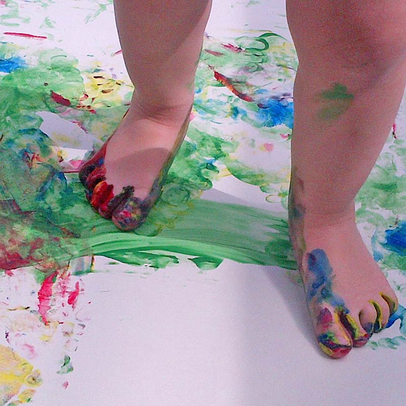 Freestyle feet painting ... enjoying life slowed down #painting #outdoors #feetpainting #slowparenting 