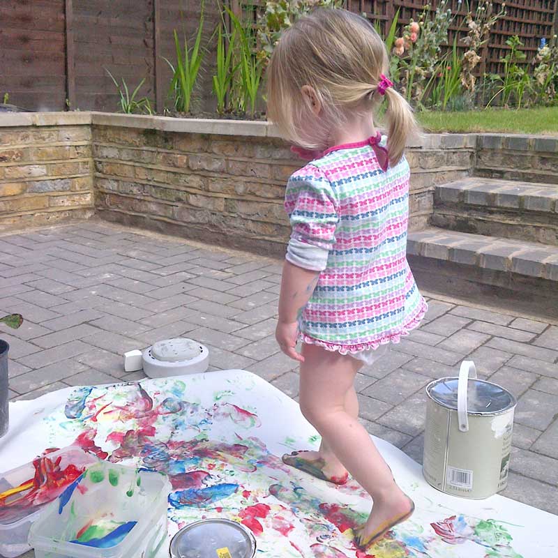 Freestyle feet painting ... enjoying life slowed down #painting #outdoors #feetpainting #slowparenting