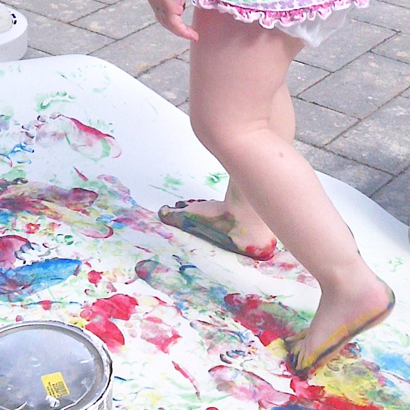 Freestyle feet painting ... enjoying life slowed down #painting #outdoors #feetpainting #slowparenting