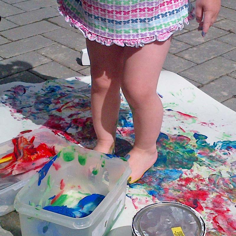 Freestyle feet painting ... enjoying life slowed down #painting #outdoors #feetpainting #slowparenting