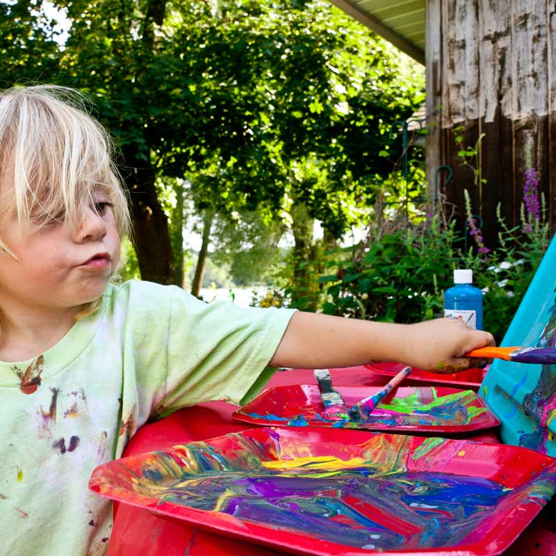 Painting outdoors - simple brilliant ideas to get outdoors and paint with kids without any complicated preparation #painting #processart #outdoors #letkidsbekids #creativekids #playoutdoors