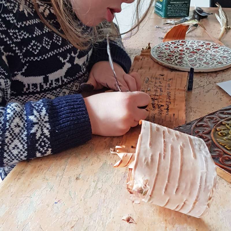 A beautifully simple craft that lets kids explore the awesome bark of the silver birch tree which unusually actually performs photosynthesis #trees #naturecrafts #naturelover #plantscience #photosynthesis #feathers #nature