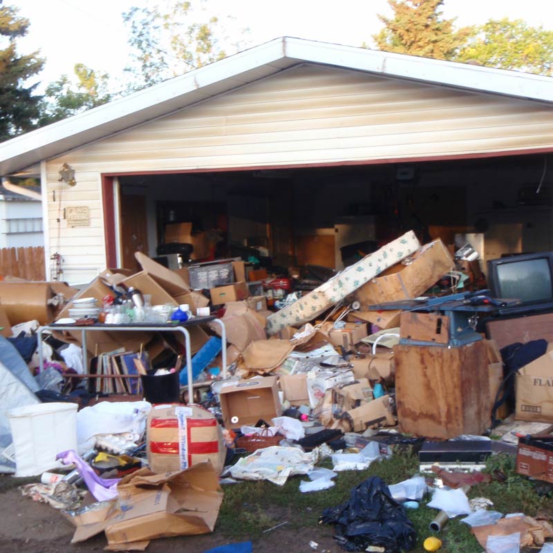 Declutter your garage with these simple hacks that will conquer your clutter and organize your garage without you getting overwhelmed #declutter #clutter #organize #hacks #simple