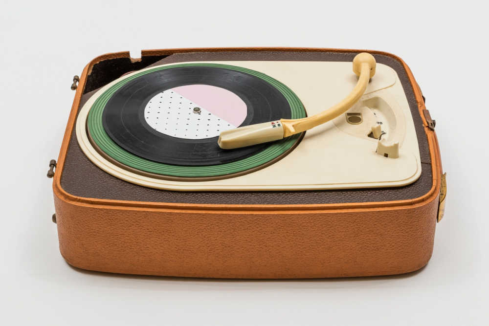 Cheap DIY Christmas Gift Ideas - Vintage Record Player