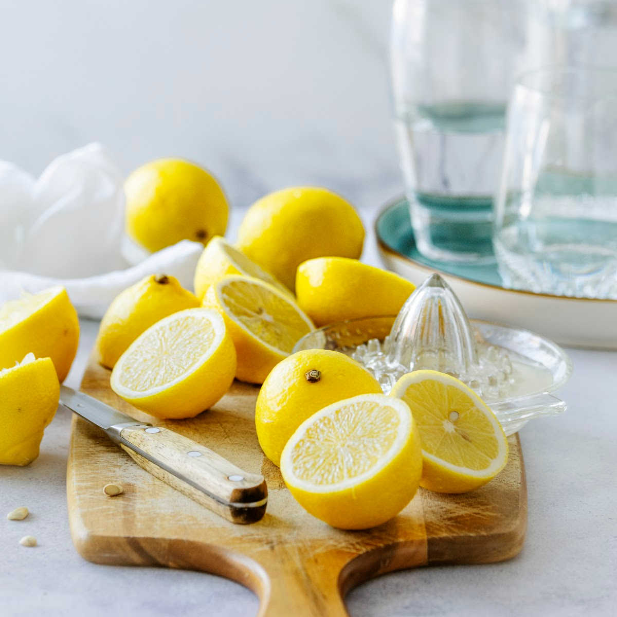 Cuts lemons on cutting board